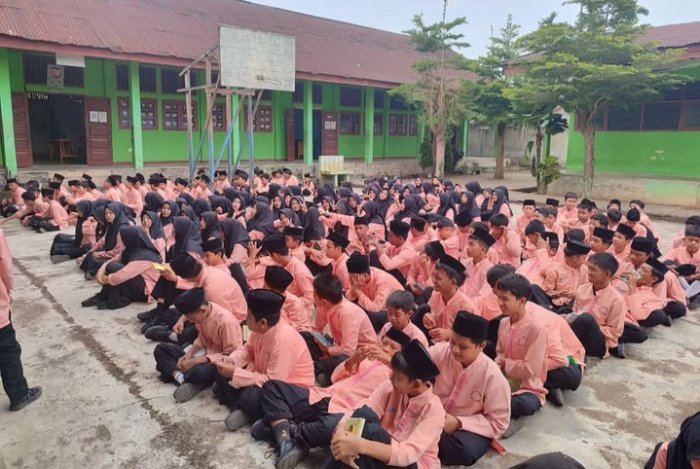 Yasinan Rutin Perdana MTsNegeri 1 Kota Jambi Pasca Libur Idulfitri Berlangsung Khidmat