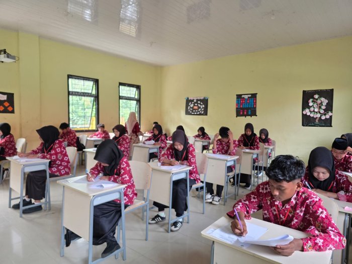Hari Ketiga UM MTsN 1 Bungo Tetap Kondusif, Semangat Pengawas Tak Surut Hari Ketiga UM MTsN 1 Bungo Tetap Kondusif, Semangat Pengawas Tak Surut