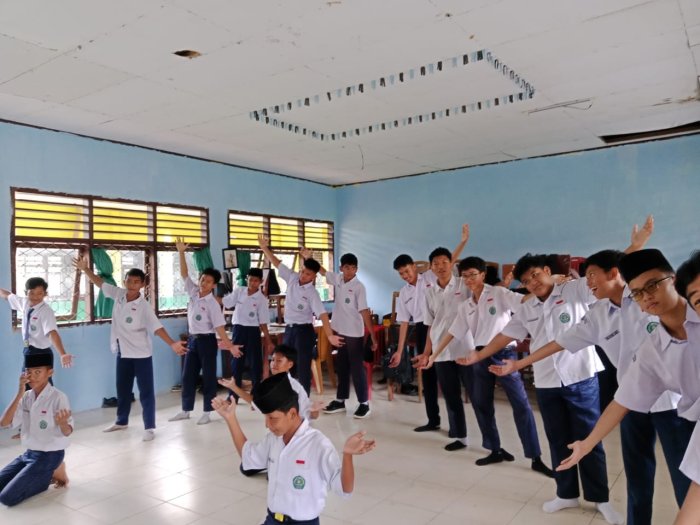 Siswa MTsN 2 Bungo Latihan Tari Jelang ujian praktek Siswa MTsN 2 Bungo Latihan Tari Jelang ujian praktek