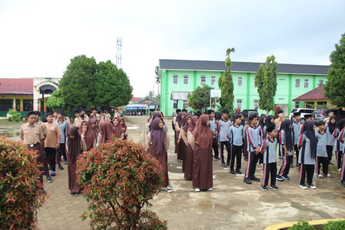 Sambut Libur Panjang Lebaran, Ratusan Siswa MTsN 2 Bungo Padati Lapangan untuk Pengarahan Terakhir