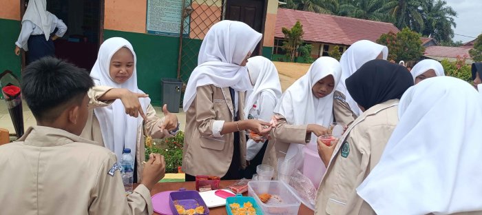 OSIM MTsN 2 Bungo Gelar Bazar Jajanan Usai Hari Guru OSIM MTsN 2 Bungo Gelar Bazar Jajanan Usai Hari Guru