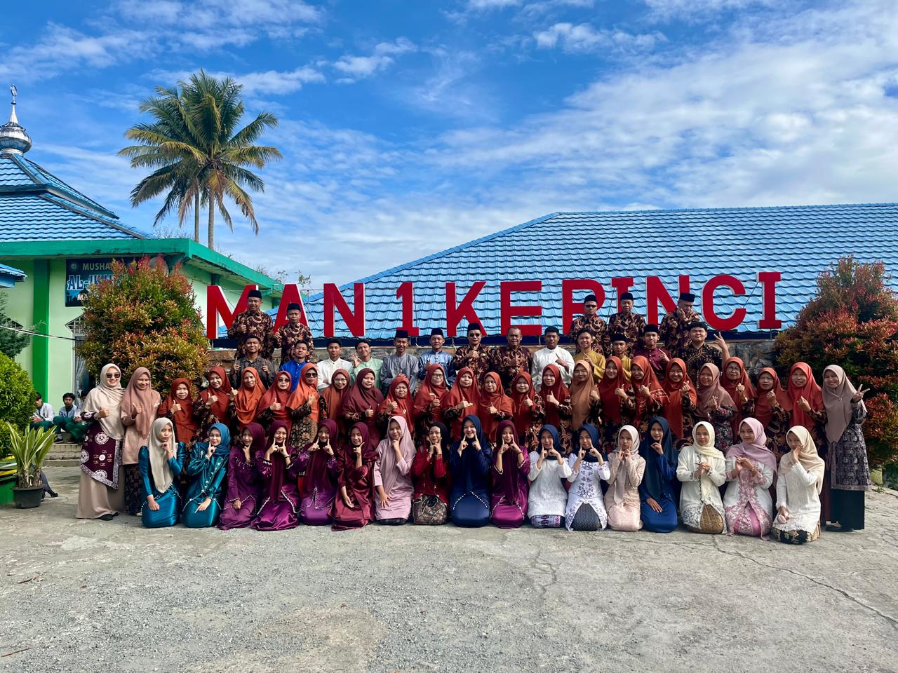 MAN 1 Kerinci Gelar Upacara Peringatan Hari Pendidikan Nasional 2025