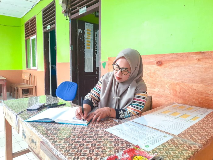 Guru Piket MTsN 1 Bungo, Ibu Evi Yarnis, Selesaikan Tugas Administrasi dengan Profesionalisme