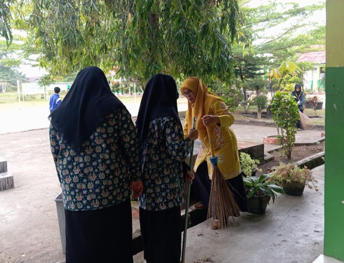 Sambut TKA Hari Kedua, Panitia TKA Kompak Bersihkan Ruang Ujian dan Halaman Madrasah Sebelum Sesi Pertama Dimula Sambut TKA Hari Kedua, Panitia TKA Kompak Bersihkan Ruang Ujian dan Halaman Madrasah Sebelum Sesi Pertama Dimula