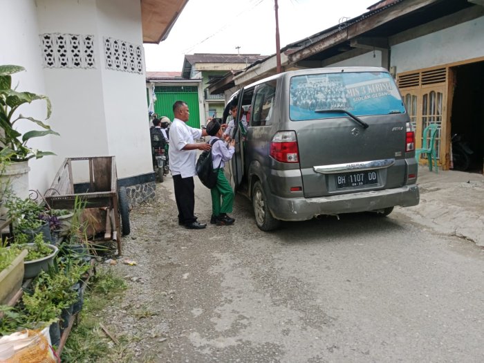 Tingkatkan Layanan dan Keselamatan, Siswa MIN 3 Kerinci Difasilitasi Antar-Jemput Mobil Madrasah Tingkatkan Layanan dan Keselamatan, Siswa MIN 3 Kerinci Difasilitasi Antar-Jemput Mobil Madrasah