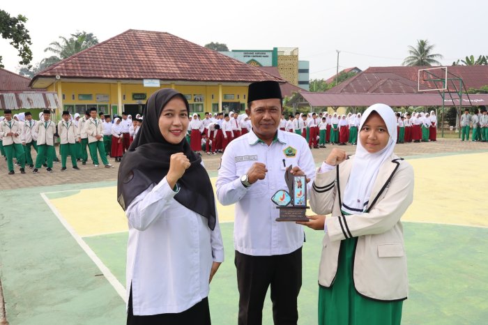 Banggakan Madrasah, Rizki Aprilia Putri Serahkan Plakat Jambore Daerah ke MTsN 1 Batang Hari