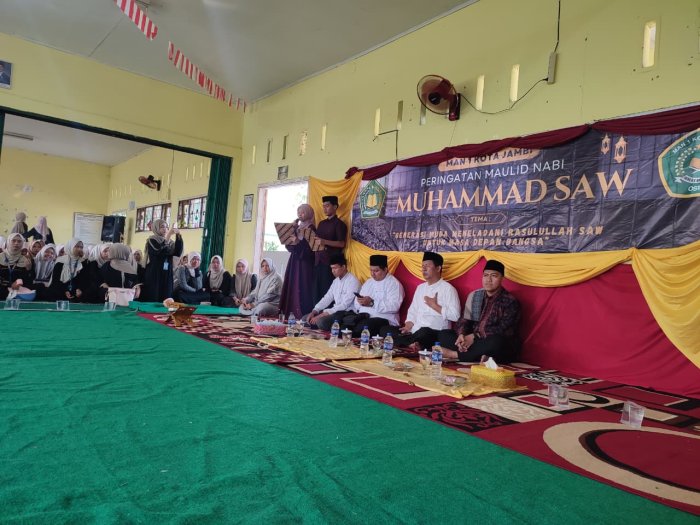 Peringatan Maulid Nabi Muhammad saw. di MAN 1 Kota Jambi: Generasi Muda Diajak Teladani Akhlak Rasulullah Peringatan Maulid Nabi Muhammad saw. di MAN 1 Kota Jambi: Generasi Muda Diajak Teladani Akhlak Rasulullah