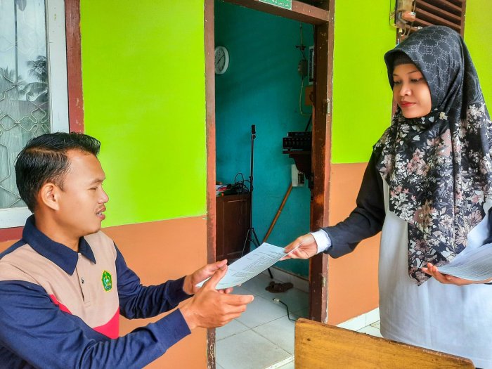 Sekretaris Panitia Serahkan SK Asesmen Sumatif Akhir Semester Ganjil MTsN 1 Bungo Sekretaris Panitia Serahkan SK Asesmen Sumatif Akhir Semester Ganjil MTsN 1 Bungo