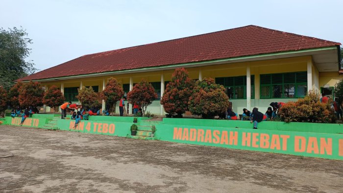 Gotong Royong Pasca Libur, Siswa dan Guru MIN 4 Tebo Bersihkan Taman dan Selokan di Depan Kelas Gotong Royong Pasca Libur, Siswa dan Guru MIN 4 Tebo Bersihkan Taman dan Selokan di Depan Kelas
