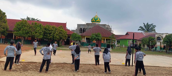 Siswa MTsN 2 Bungo Asah Ketangkasan Fisik Bersama Guru Penjas di Lapangan Madrasah