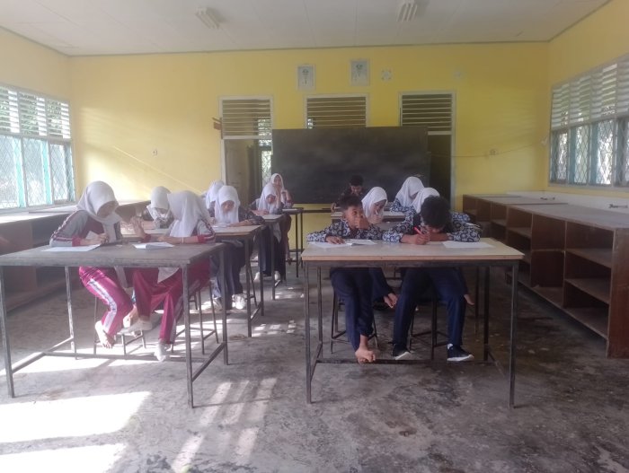 Aktif dan Inspiratif: Sila Hartati Pimpin Latihan OMI Setiap Kamis di MTsN 5 Tebo Aktif dan Inspiratif: Sila Hartati Pimpin Latihan OMI Setiap Kamis di MTsN 5 Tebo