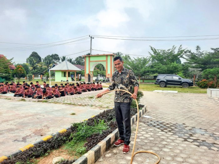 MTsN 1 Bungo Wujudkan Madrasah ASRI Lewat Kepedulian terhadap Kebersihan dan Keindahan Lingkungan MTsN 1 Bungo Wujudkan Madrasah ASRI Lewat Kepedulian terhadap Kebersihan dan Keindahan Lingkungan
