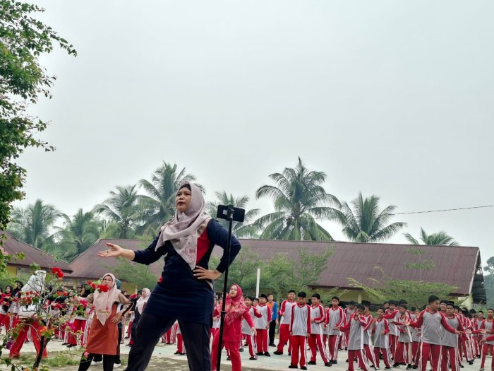 Sabtu Sehat di MTsN 1 Bungo: Senam Bersama Bangkitkan Semangat dan Kebersamaan Warga Madrasah Sabtu Sehat di MTsN 1 Bungo: Senam Bersama Bangkitkan Semangat dan Kebersamaan Warga Madrasah