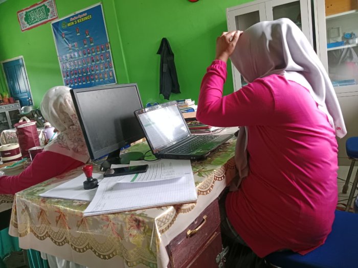 Persiapan Ujian Semester Operator EMIS MIN 3 Kerinci Lakukan Pengecekan Ulang Data Siswa Persiapan Ujian Semester Operator EMIS MIN 3 Kerinci Lakukan Pengecekan Ulang Data Siswa
