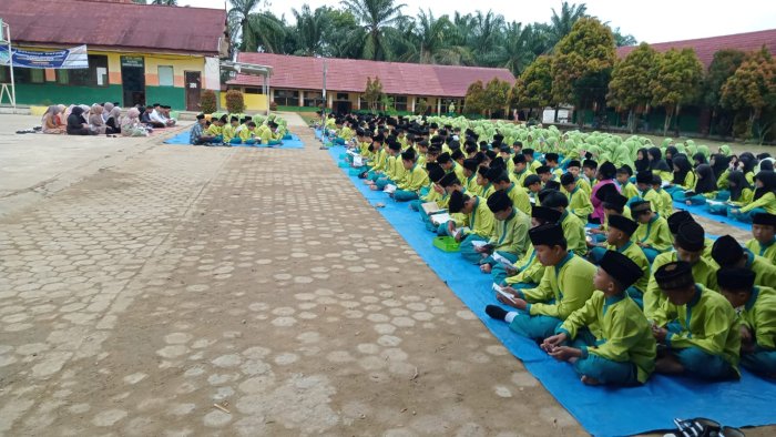 Yasinan Bersama Warnai Pagi Jumat di Madrasah Yasinan Bersama Warnai Pagi Jumat di Madrasah