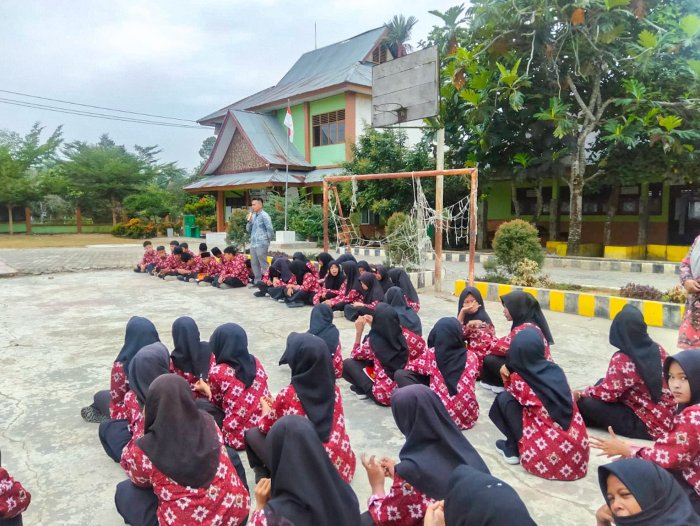 Pesan Bermakna dari Bapak Shafwan Ananda, S.Pd.: Man Jadda Wa Jada Menggema di MTsN 1 Bungo