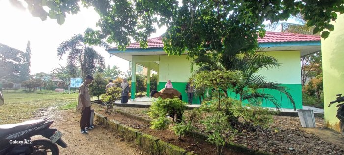 Suasana Pagi Tertib dan Nyaman, Guru Piket Kamis Ajak Siswa Gotong Royong Suasana Pagi Tertib dan Nyaman, Guru Piket Kamis Ajak Siswa Gotong Royong