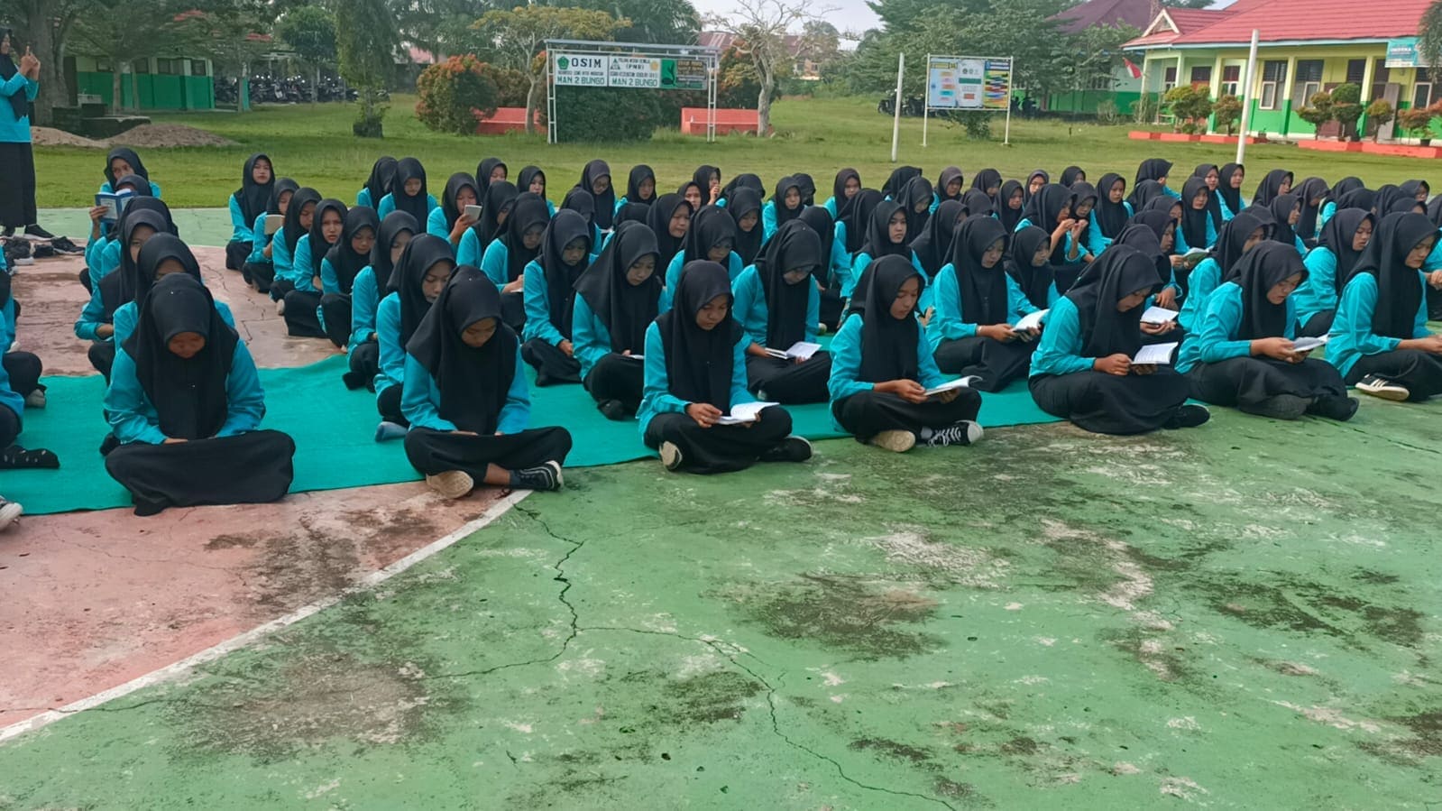 Yasinan Jum'at Pagi Menjadi Agenda Rutin Bagi Siswa MAN 2 Bungo Yasinan Jum'at Pagi Menjadi Agenda Rutin Bagi Siswa MAN 2 Bungo