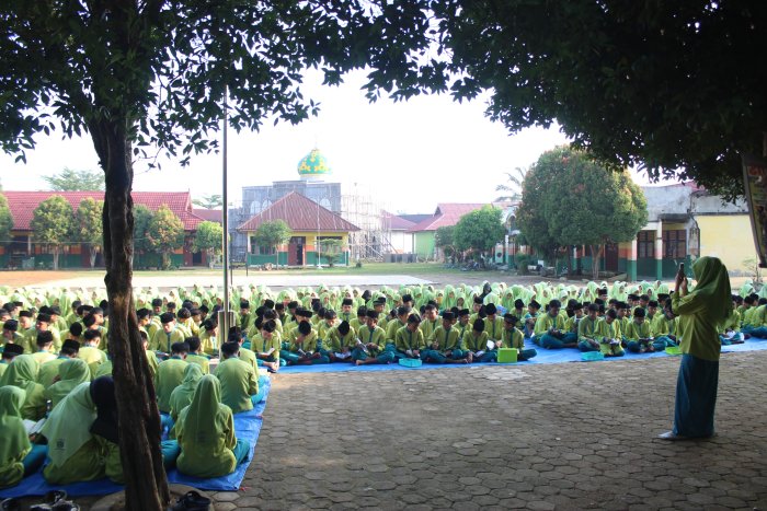 Jumat Berkah: Gemuruh Lantunan Yasin dan Doa Bersama Memenuhi Lapangan MTsN 2 Bungo Jumat Berkah: Gemuruh Lantunan Yasin dan Doa Bersama Memenuhi Lapangan MTsN 2 Bungo